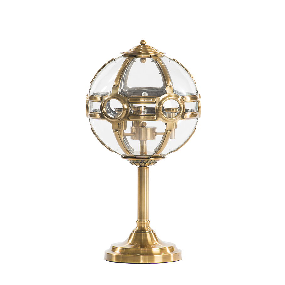 Lámpara de mesa en esfera acabado latón