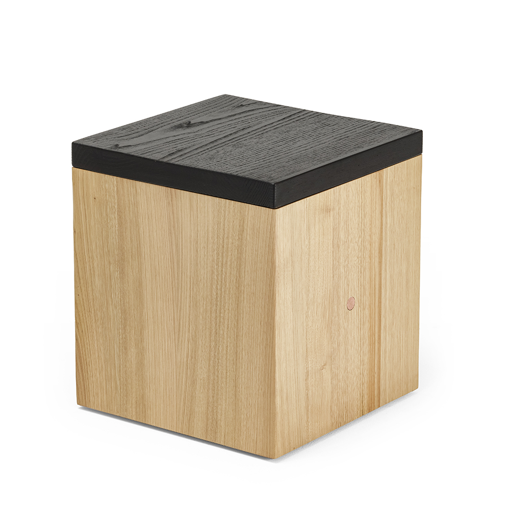Taburete con tapa recta oscura